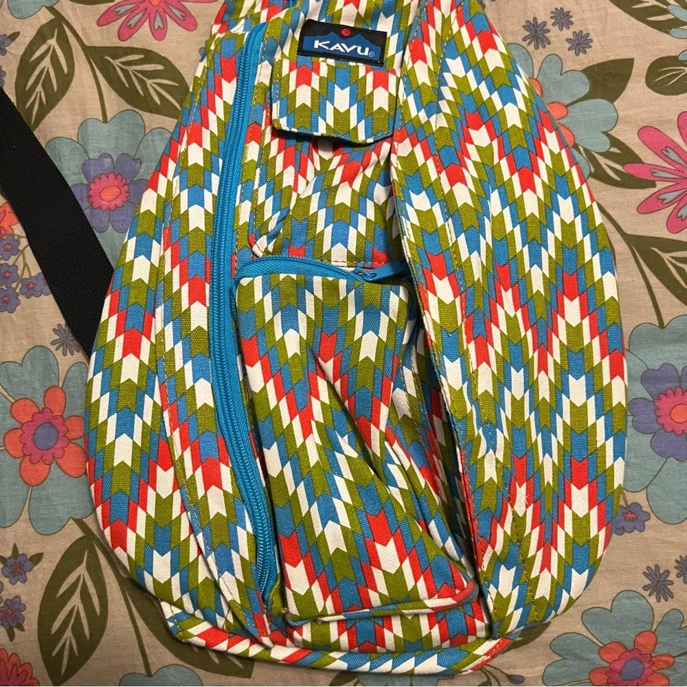 KAVU Colorful Chevron crossbody backpack sling Bag multiple zip pockets - Picture 3 of 12
